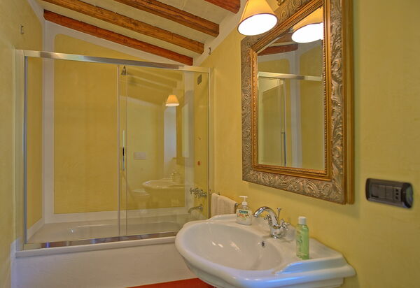 Villa Noceta: Bathroom
