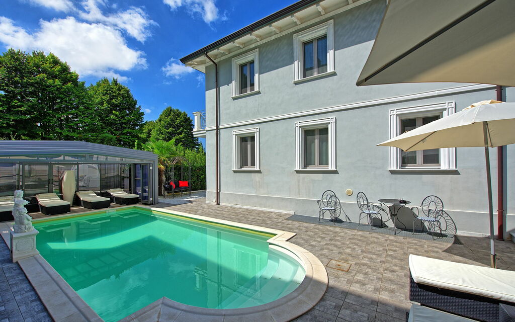 Villa Raffaela: bassin, Extérieur