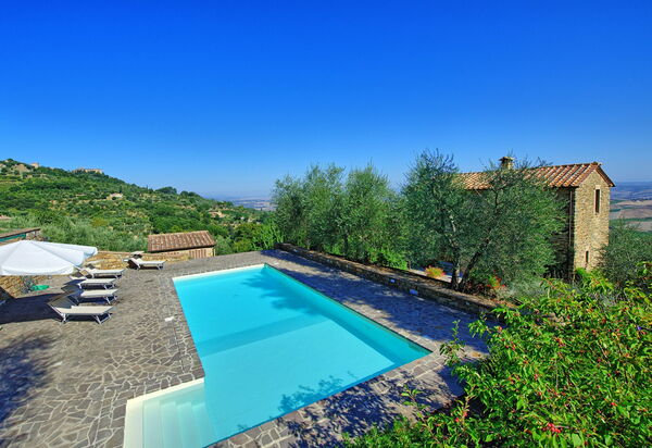 Villa Montalcino: Pool, Scenic View