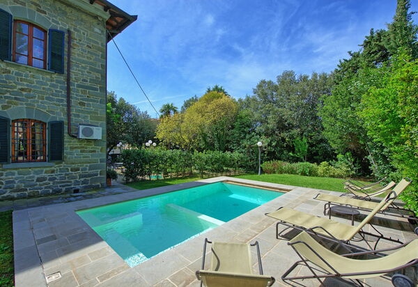 Villa Primula: Garten, Schwimmbad