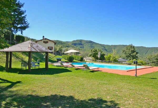 Villa Margherita Due: Garten, Schwimmbad