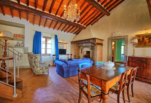 Podere Romina: Esszimmer, Wohnzimmer