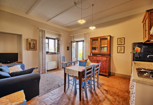 Podere Romina: Esszimmer, Küche, Wohnzimmer