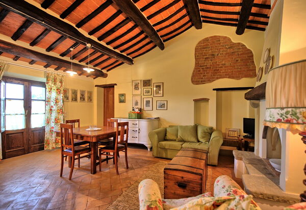 Podere Romina: Esszimmer, Küche, Wohnzimmer
