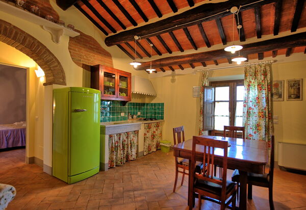 Podere Romina: Esszimmer, Küche, Wohnzimmer