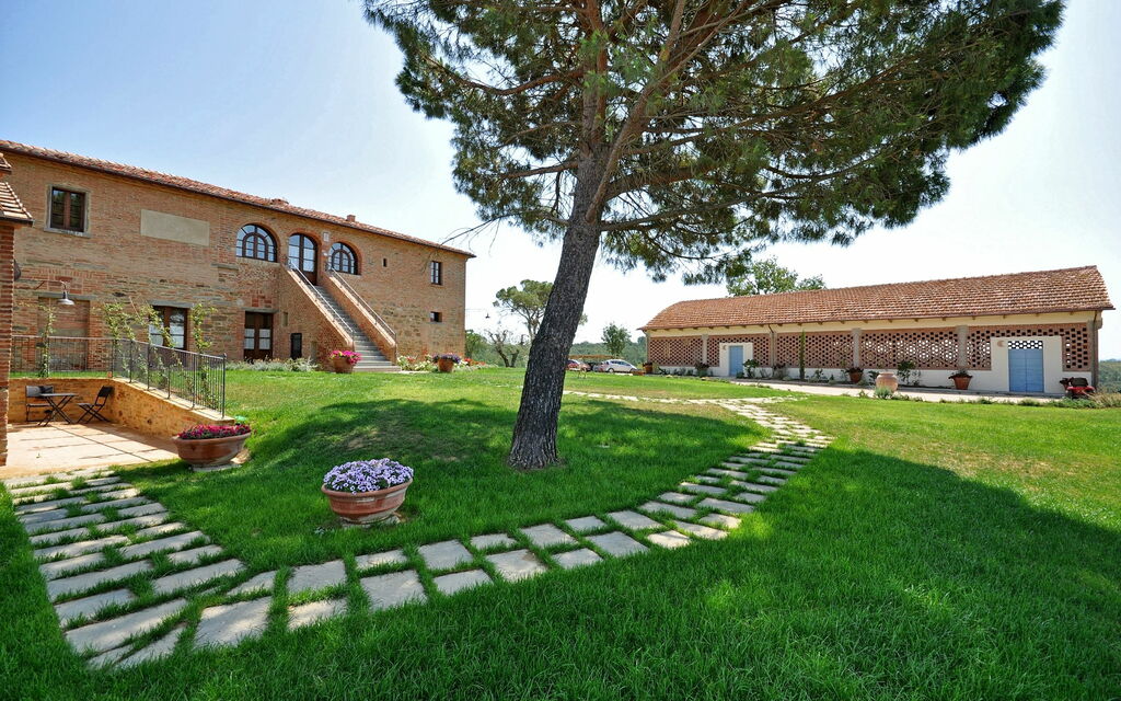 Podere Romina: Building Exterior, Garden