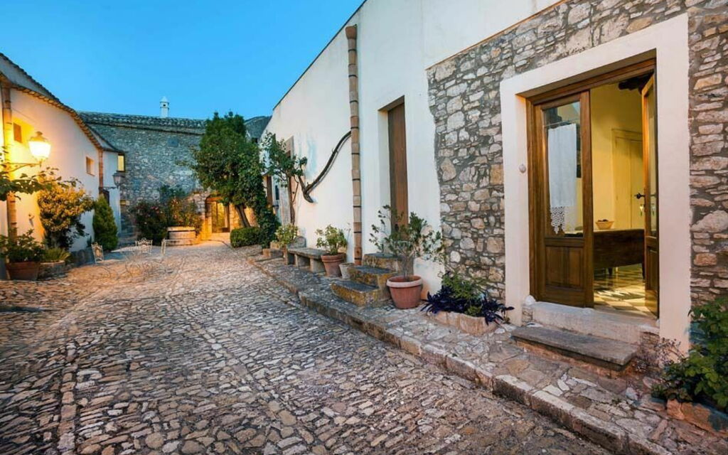 Baglio Maranzano - Titi: Building Exterior