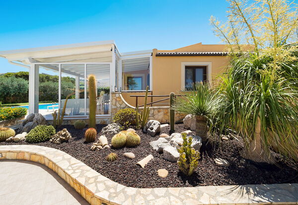 Afrodite: Außen, Garten