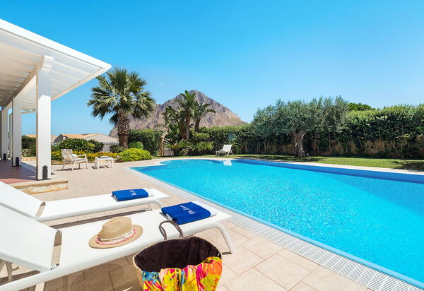 Afrodite: Draussen, Schwimmbad, Sommer