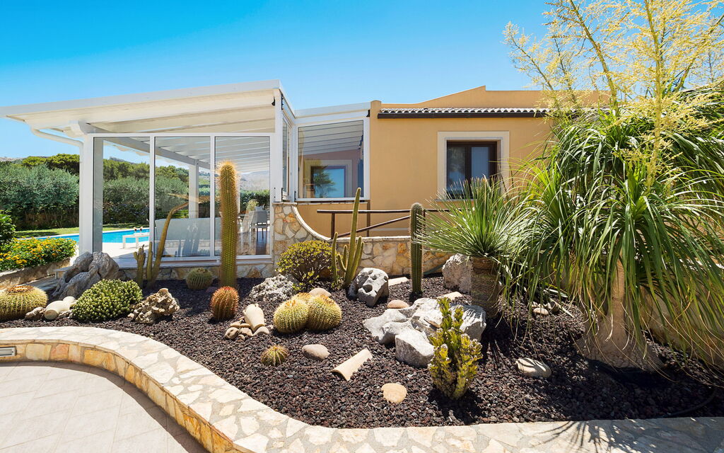 Afrodite: Building Exterior, Garden