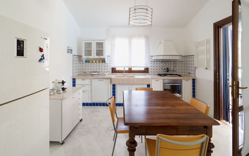 Afrodite: Dining Room, Kitchen