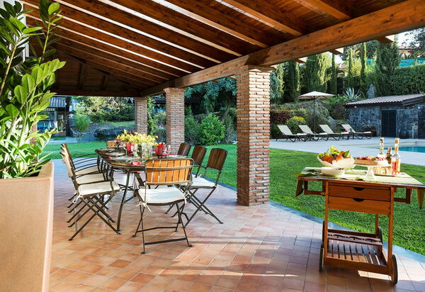 Viagrande: Draussen, Schwimmbad