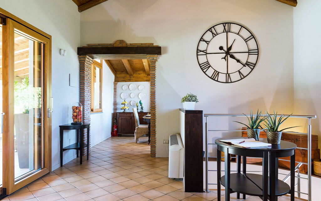 Viagrande: Other Room
