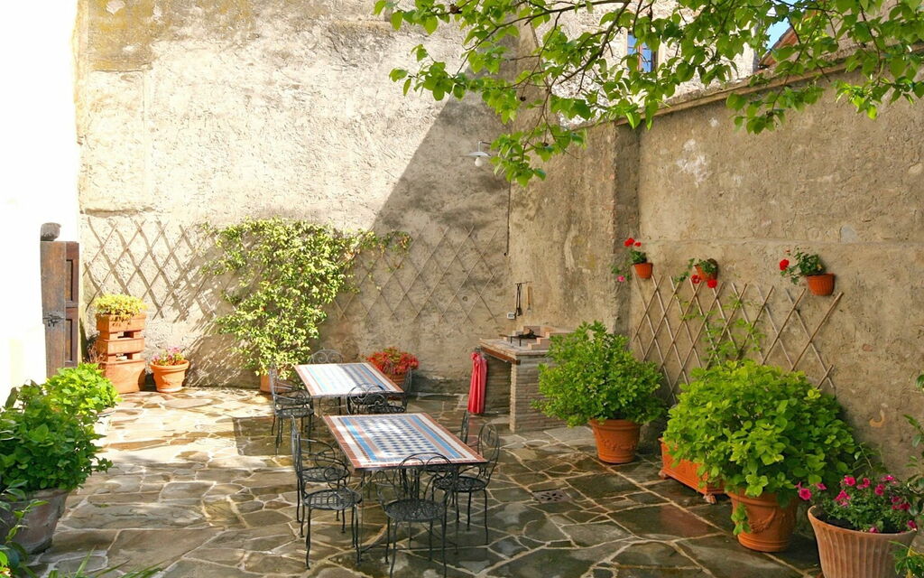 Villa Capolona: Building Exterior