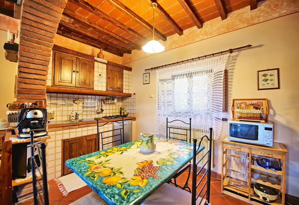 Villa Margherita Uno: Esszimmer, Küche, Wohnzimmer