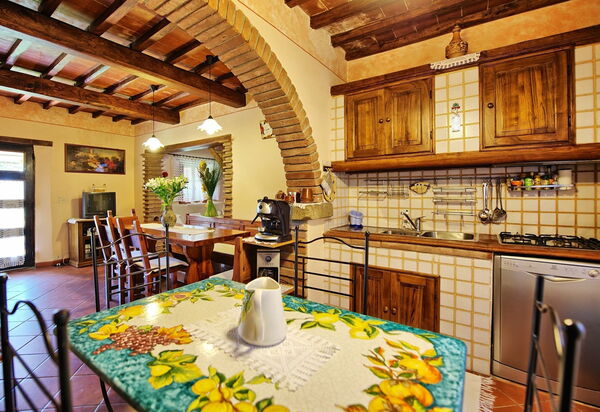 Villa Margherita Uno: Esszimmer, Küche, Wohnzimmer