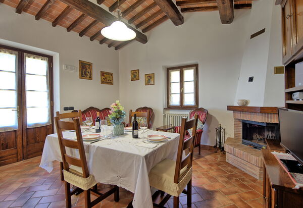 Villa Portole Due: Esszimmer, Küche, Wohnzimmer