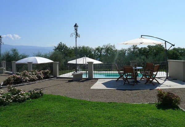 Villa Gaville: бассейн, Сад