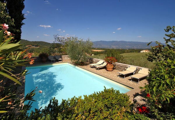 Villa Stolli: бассейн, Сад