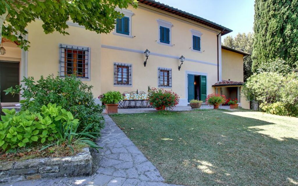 Villa Stolli: Eksteriør, Hage