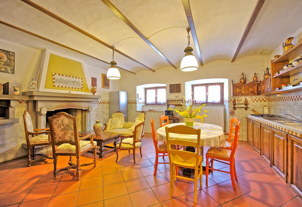 Villa Lorena: Esszimmer, Küche, Wohnzimmer