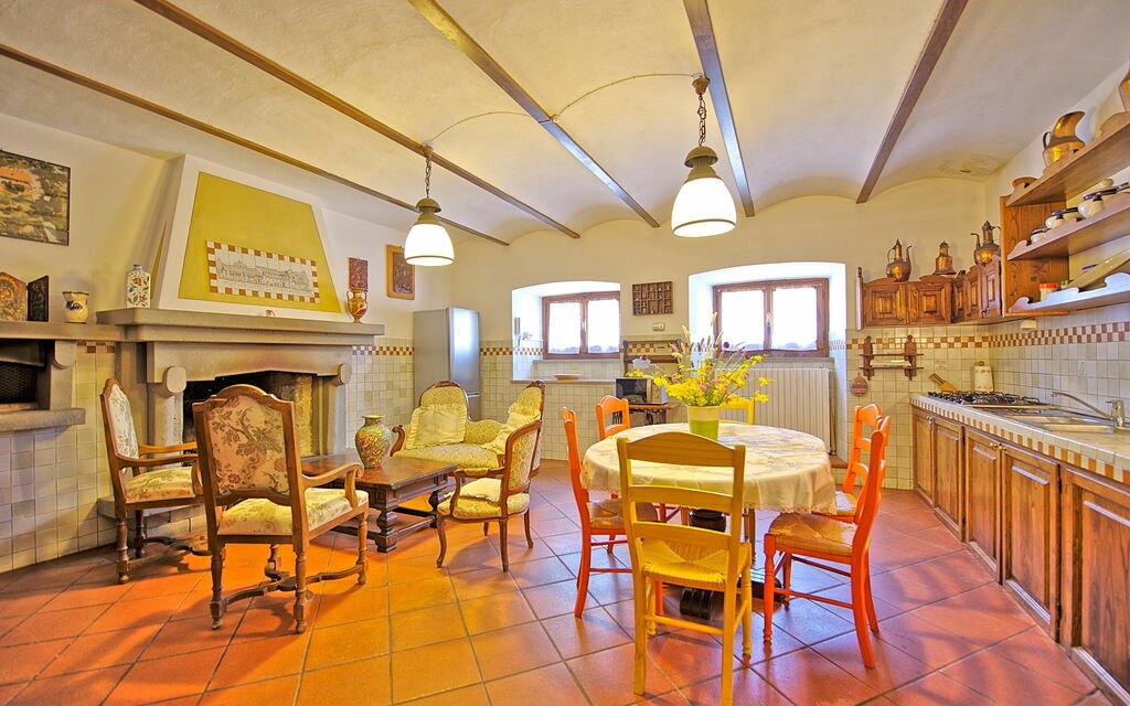 Villa Lorena: Keuken, Lunchroom, Woonkamer