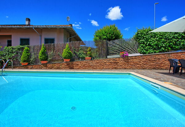 Villa Pratovecchio: Draussen, Schwimmbad