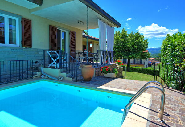 Villa Pratovecchio: Außen, Balkon / Terrasse / Patio, Draussen, Schwimmbad