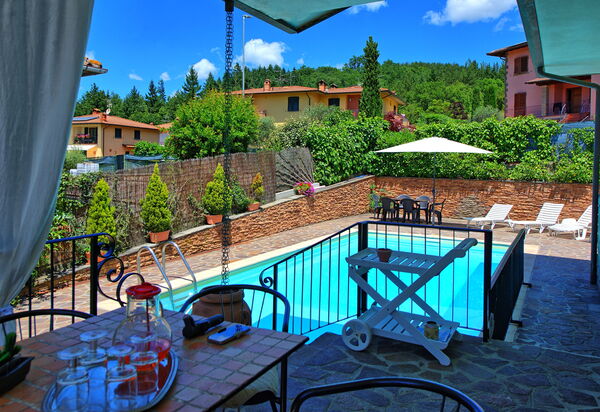 Villa Pratovecchio: Balkon / Terrasse / Patio, Draussen, Schwimmbad