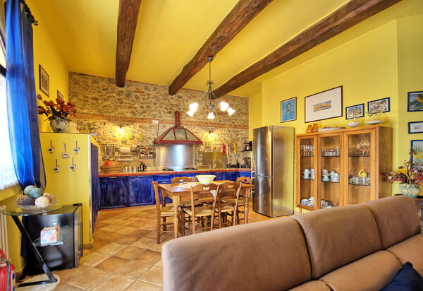 Villa Sabrina: Esszimmer, Küche, Wohnzimmer