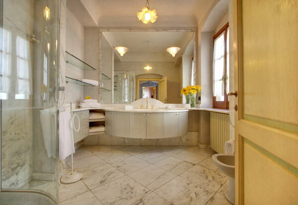 Villa Lucolena: Ванная комната