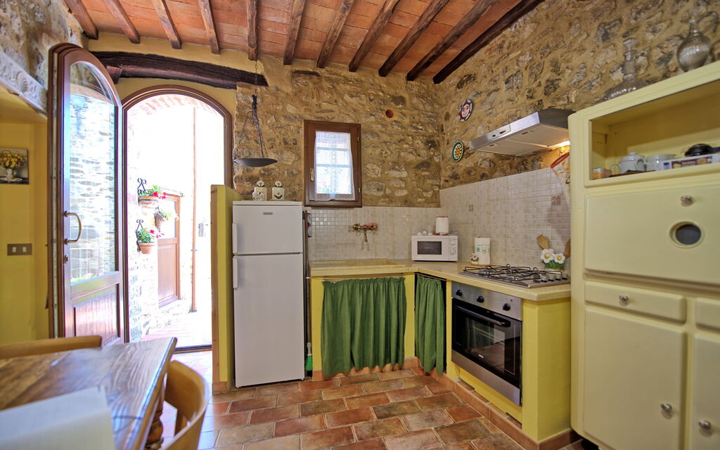 La Ruota: Dining Room, Kitchen