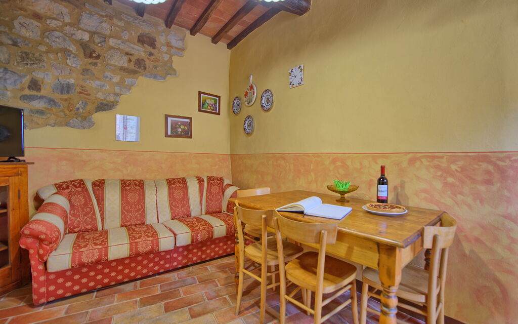 La Ruota: Dining Room, Living Room