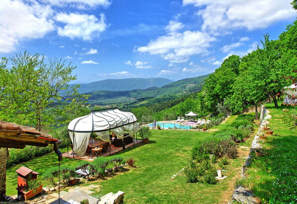 Villa Tenuta Lonciano: Ansichten, Draussen, Garten, Sommer