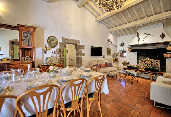 Villa Tenuta Lonciano: Esszimmer, Wohnzimmer