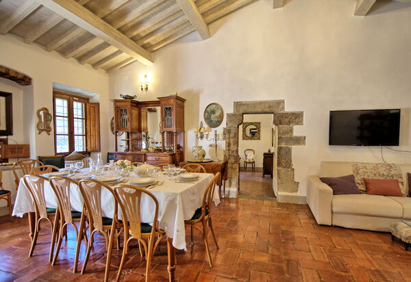Villa Tenuta Lonciano: Esszimmer, Wohnzimmer