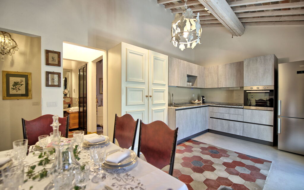Villa Tenuta Lonciano: Dining Room, Kitchen