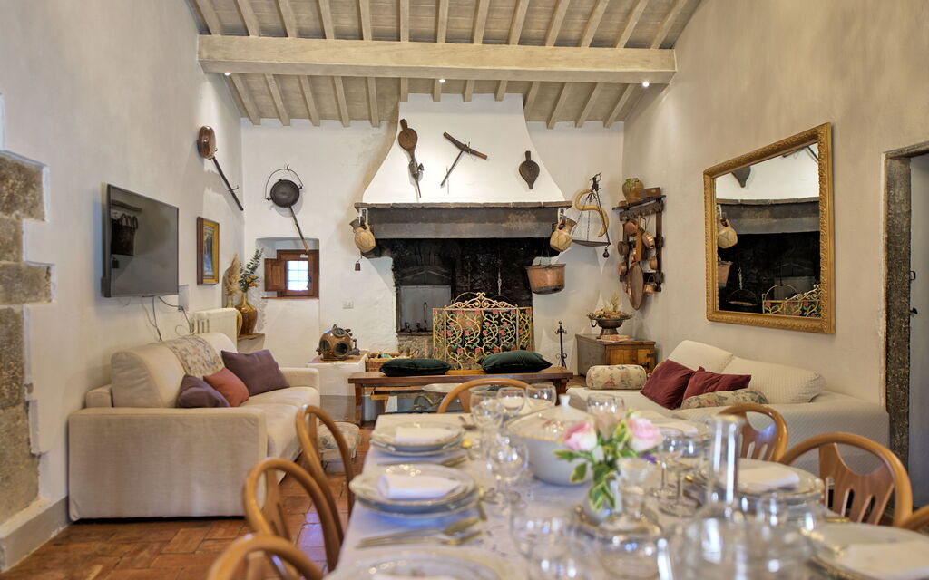 Villa Tenuta Lonciano: Dining Room, Living Room