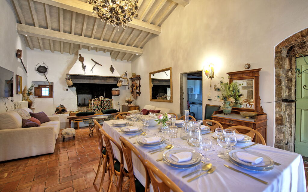 Villa Tenuta Lonciano: Dining Room, Living Room