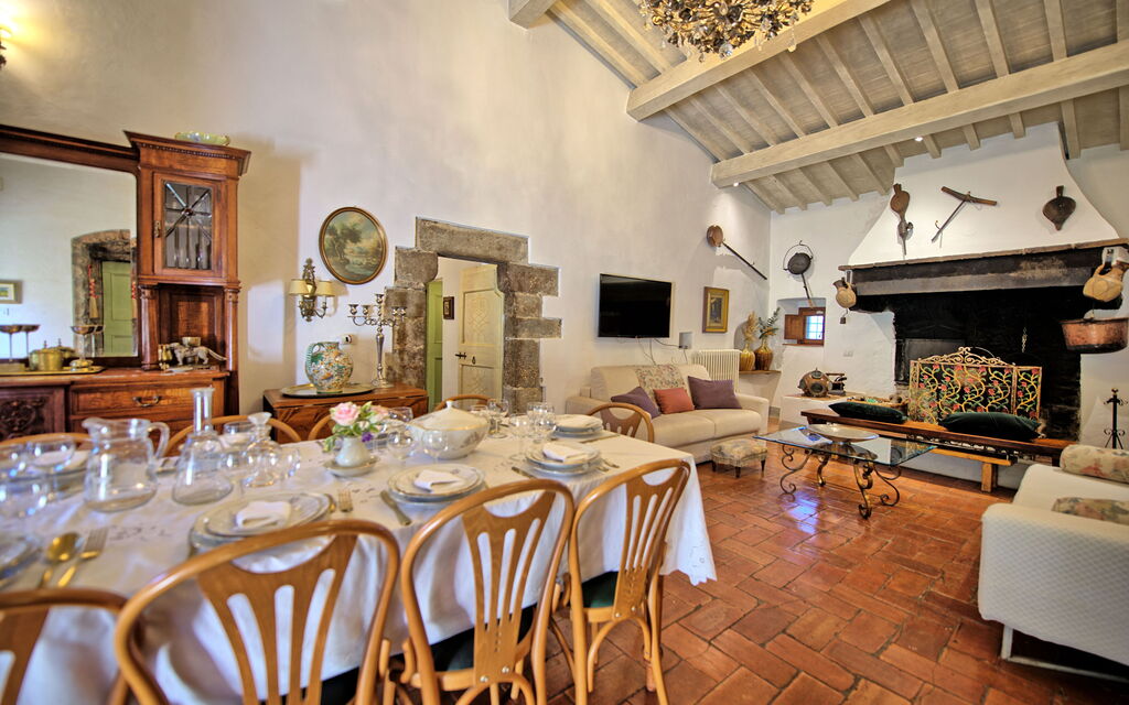 Villa Tenuta Lonciano: Dining Room, Living Room