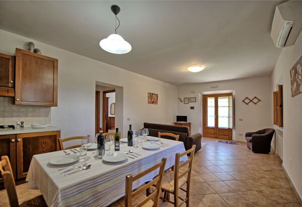 Villa Picchio: Esszimmer, Küche, Wohnzimmer