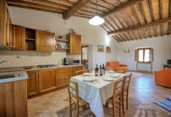 Villa Picchio: Esszimmer, Küche, Wohnzimmer