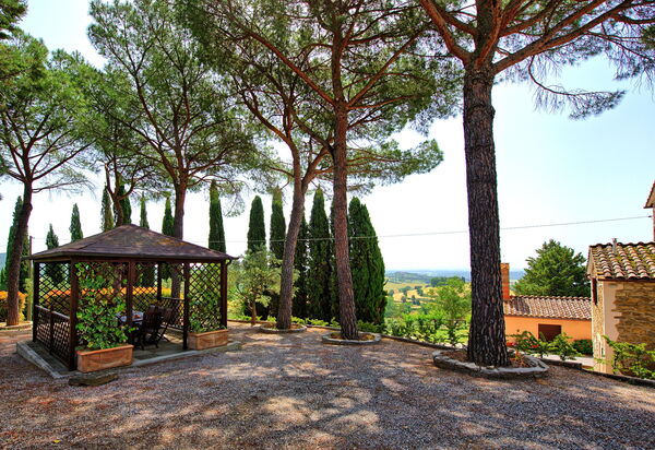 Villa Uccellaia: Ansichten, Balkon / Terrasse / Patio, Draussen, Garten