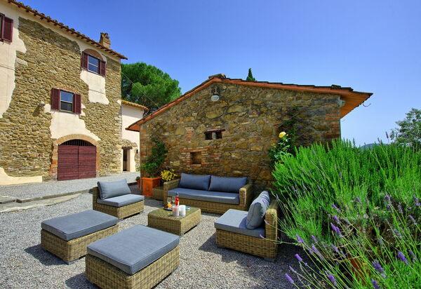 Villa Uccellaia: Draussen, Garten