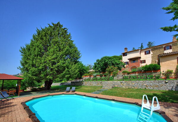 Villa Uccellaia: Draussen, Garten, Schwimmbad