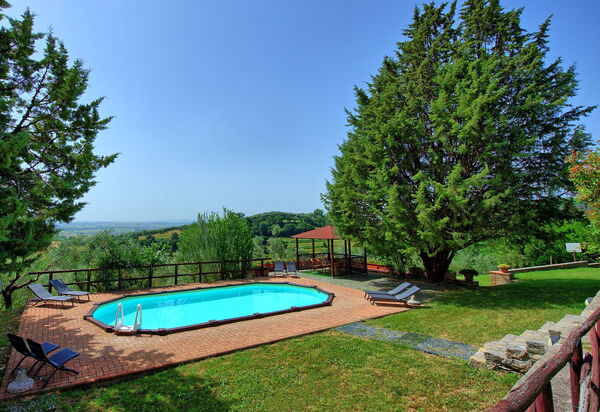 Villa Uccellaia: Ansichten, Schwimmbad