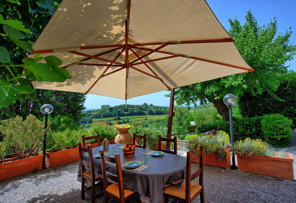 Villa Uccellaia: Balkon / Terrasse / Patio, Draussen, Garten