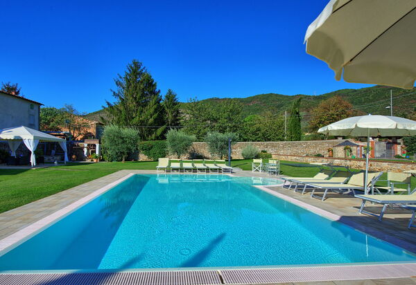 Flavia: Draussen, Schwimmbad