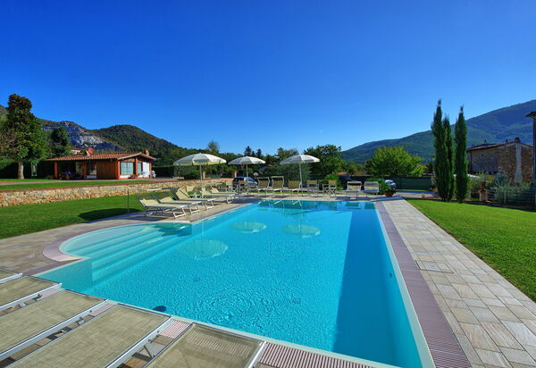 Flavia: Draussen, Garten, Schwimmbad