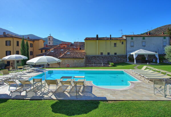 Flavia: Draussen, Schwimmbad